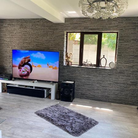 Lovely 1 Bedroom Flat In A 2 Ground Floor House Craiova Extérieur photo