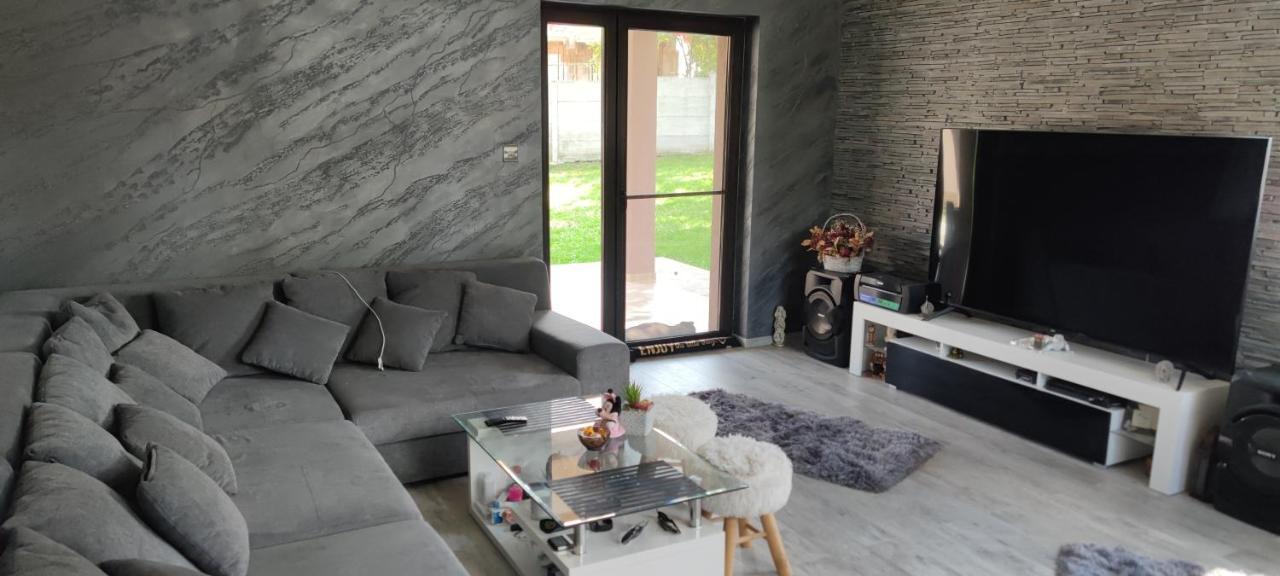 Lovely 1 Bedroom Flat In A 2 Ground Floor House Craiova Extérieur photo