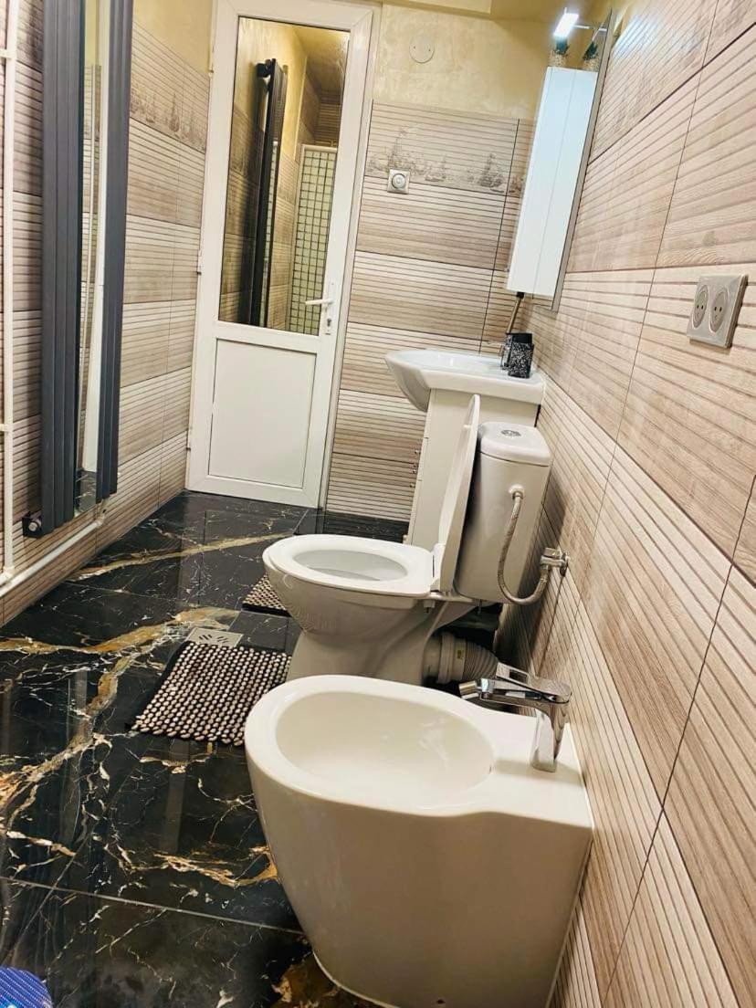 Lovely 1 Bedroom Flat In A 2 Ground Floor House Craiova Extérieur photo