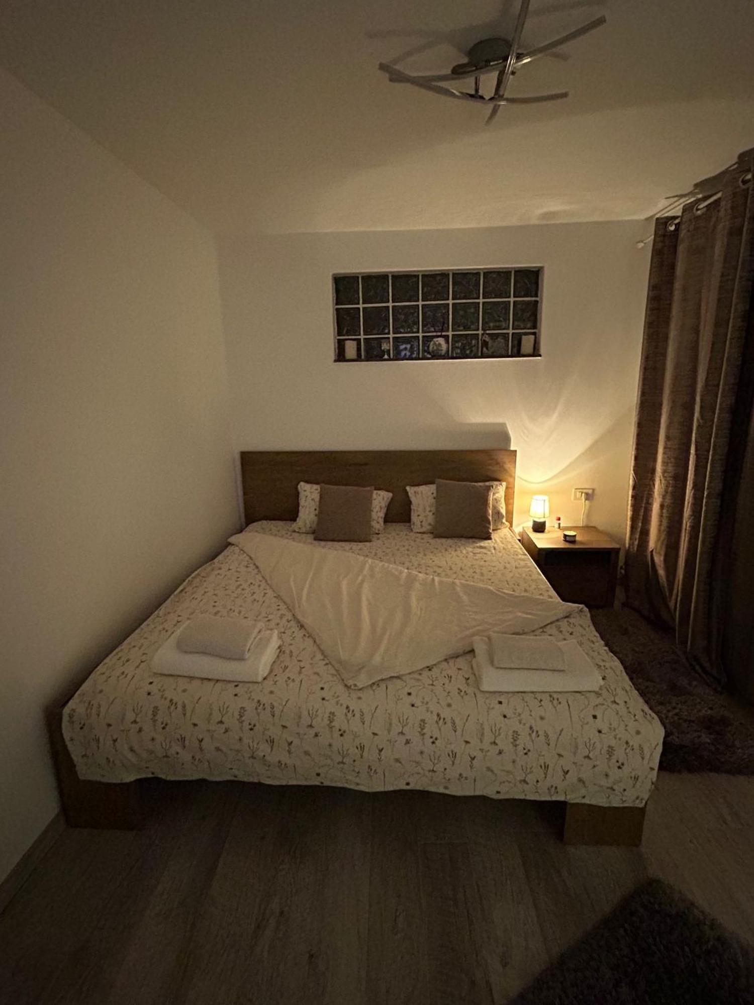 Lovely 1 Bedroom Flat In A 2 Ground Floor House Craiova Extérieur photo