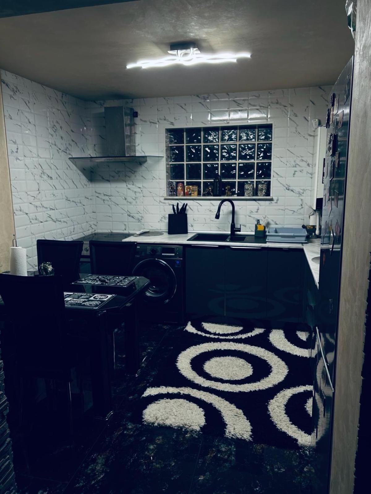 Lovely 1 Bedroom Flat In A 2 Ground Floor House Craiova Extérieur photo